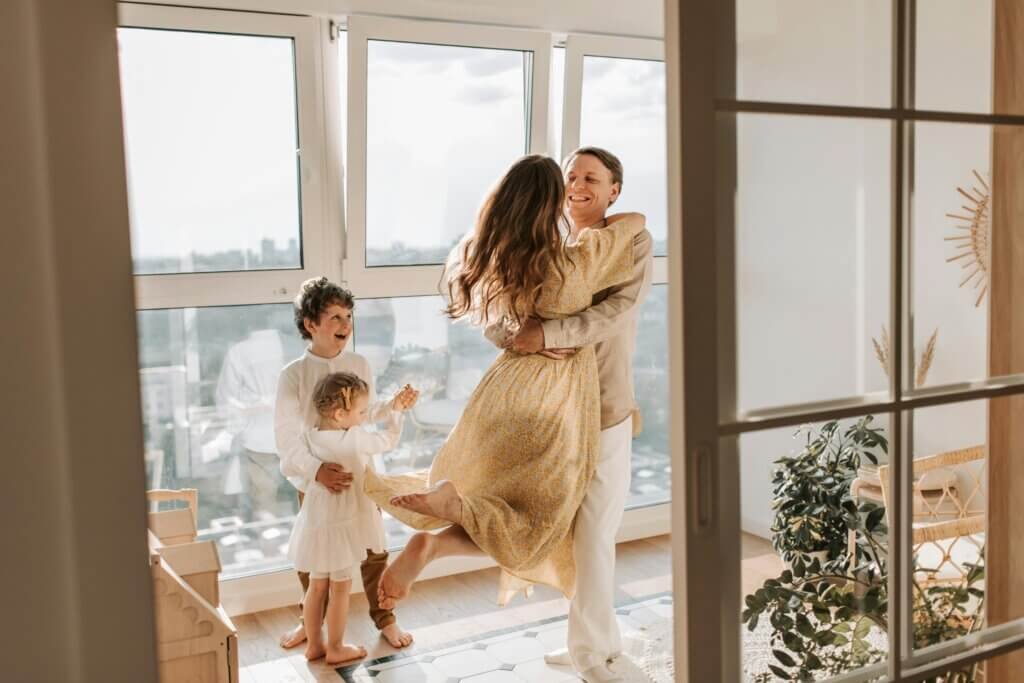 Familia ecuatoriana feliz con seguridad financiera IUL